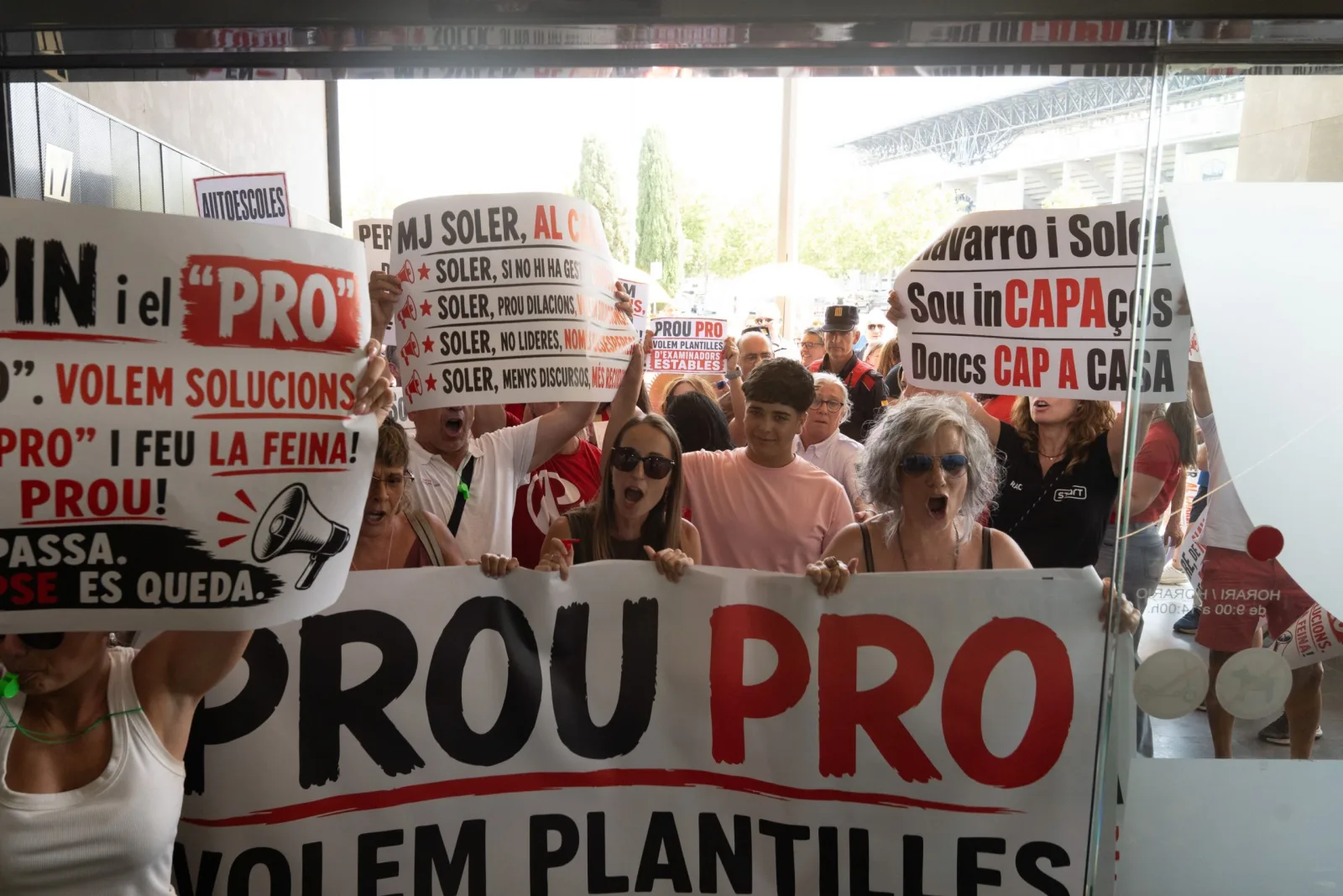Autoescuelas de Lleida denuncian bloqueo en los exámenes prácticos por falta de examinadores