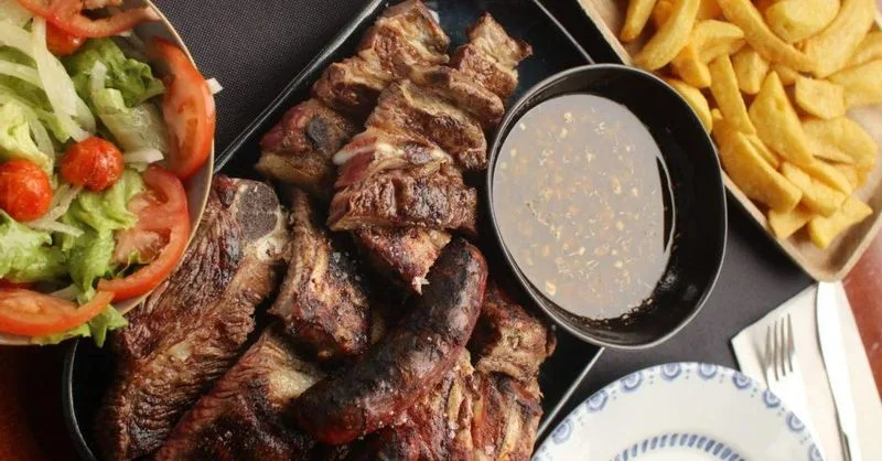 Cinco destinos en Ourense para saborear el mejor churrasco y combatir el calor