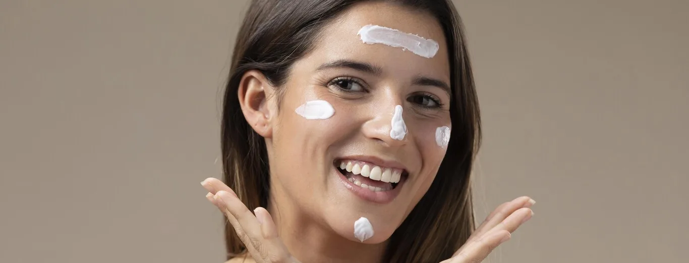 Cómo aplicar correctamente la crema solar: más allá de la regla de los dos dedos