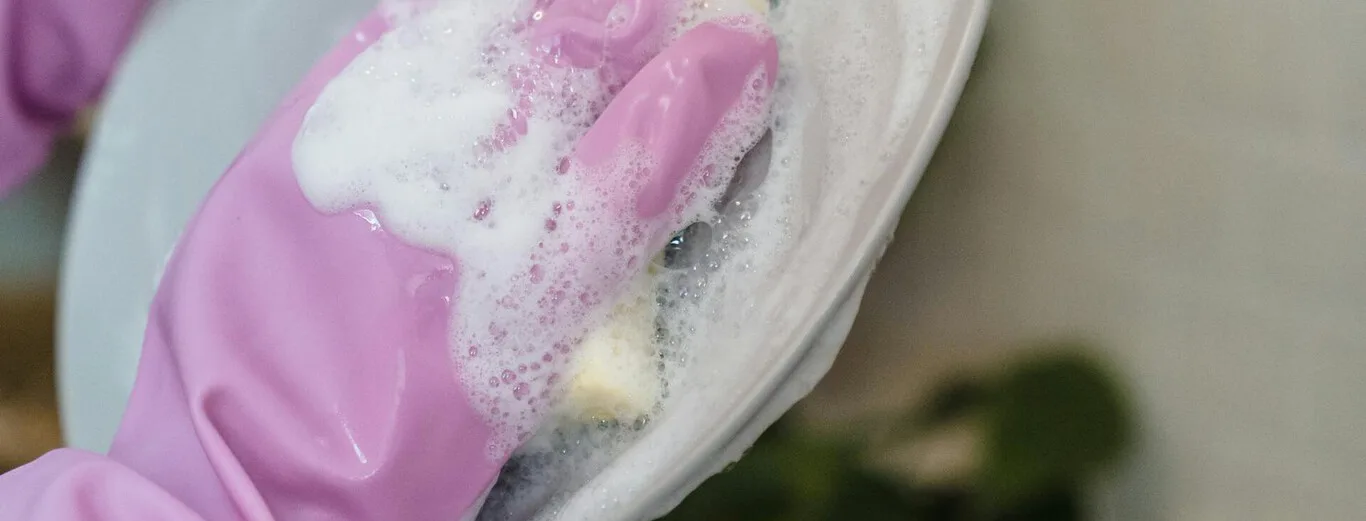 Cómo lavar platos a mano con menos agua y en menos tiempo