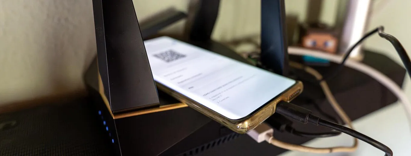 Cómo un móvil viejo y el USB del router pueden recuperar tu Internet tras una caída de fibra