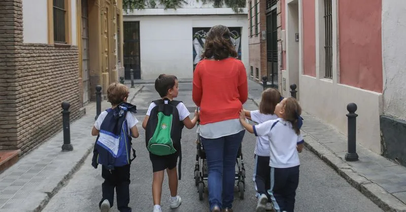 Criar a un hijo en España supera los 335.000 euros, con fuerte impacto en el presupuesto familiar