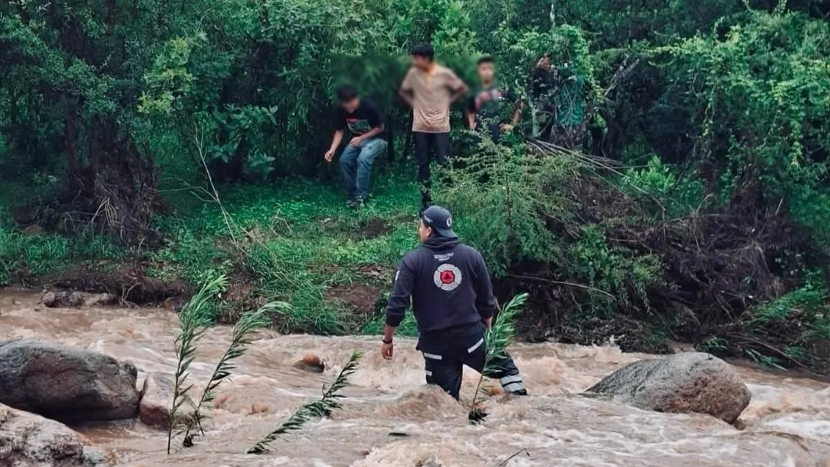 Familia queda atrapada por lluvias durante senderismo en cascadas de Moroleón