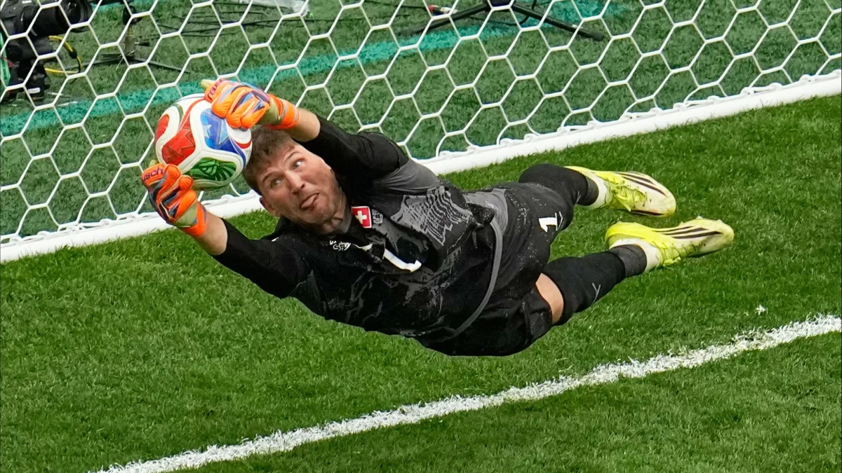 Gregor Kobel consolida su liderazgo bajo los palos y lleva su muro amarillo a Suiza