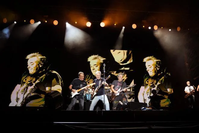 Hombres G llena de éxitos y nostalgia la Plaza de España en Sevilla Fest
