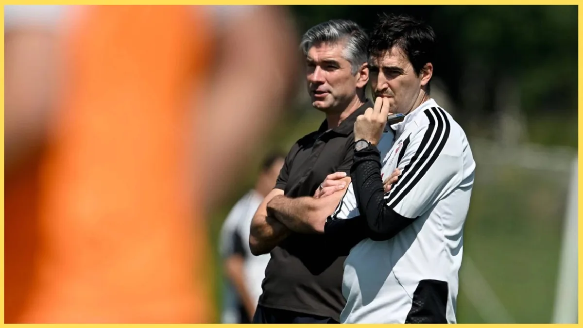 Hughes e Iraola juntos en el entrenamiento del Liverpool previo a la pretemporada