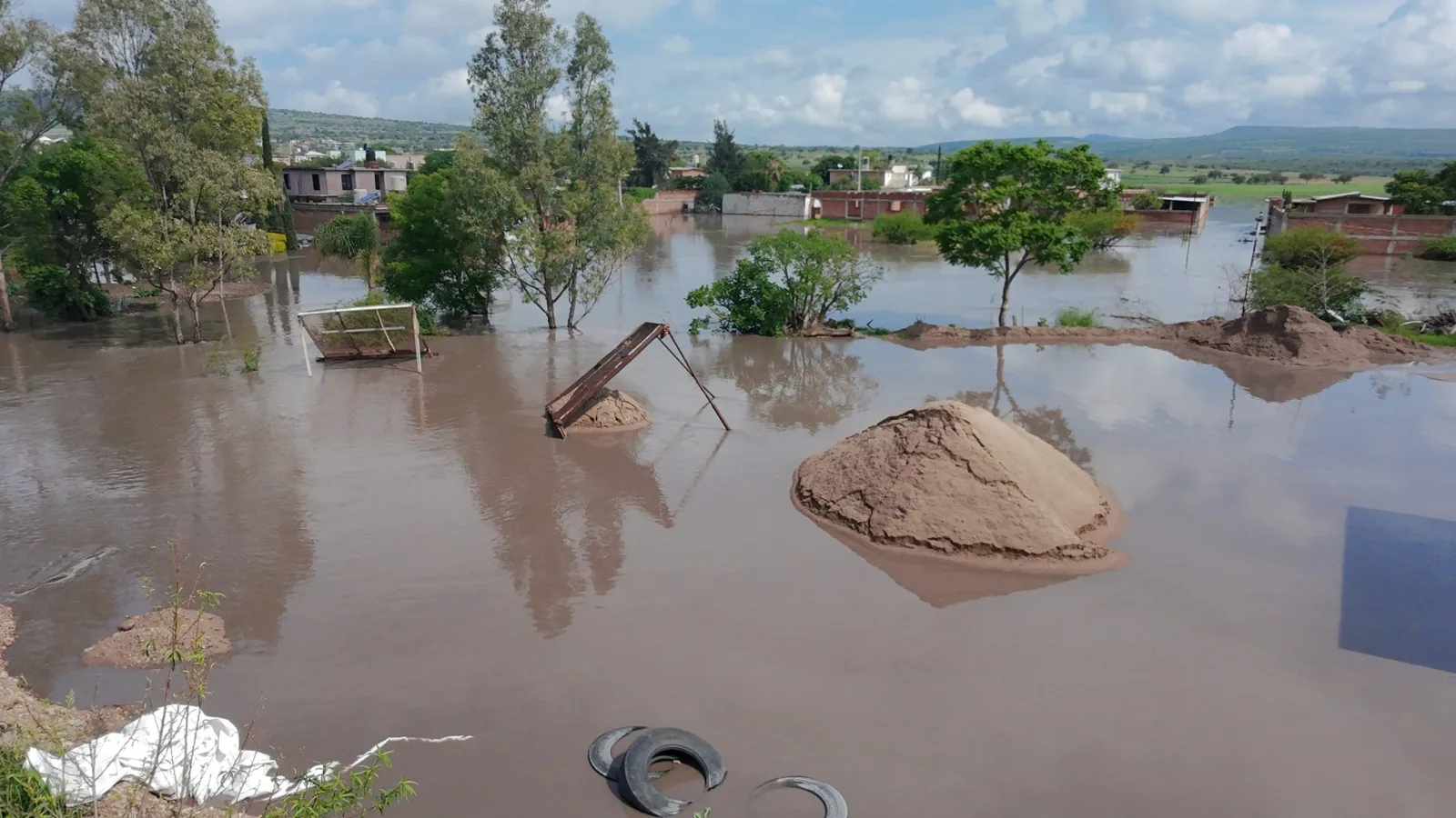 Inundación en comunidad de Salamanca genera acusaciones sobre obras del tren Querétaro-Irapuato