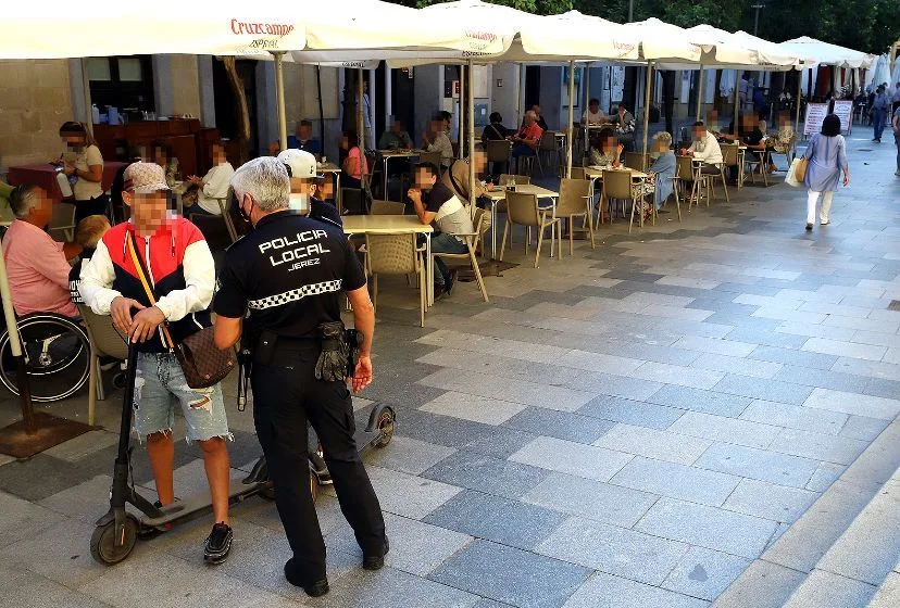La Policía Local intensifica el control a patinetes eléctricos en el centro de Jerez