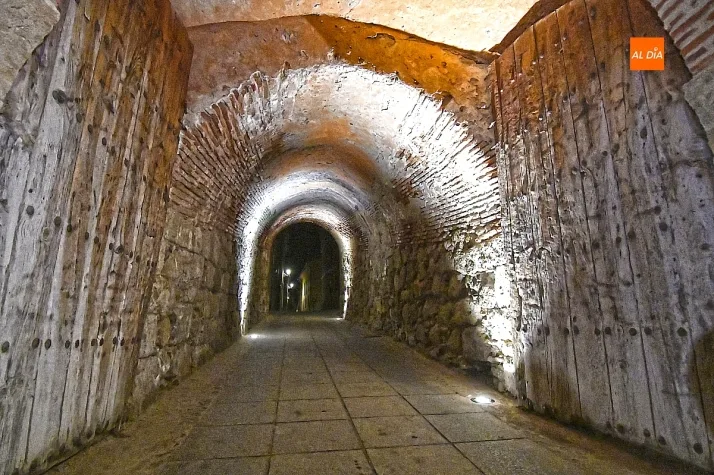 La Puerta de San Vicente recobra su luz tras años sin iluminación