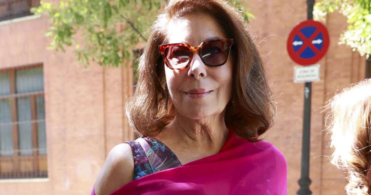 Lola Carretero destaca con un vestido floral elegante en la boda de su nieta María Gabilondo
