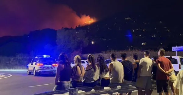 Los bomberos estabilizan el 70% del flanco derecho del incendio en La Bisbal pese a seguir activo