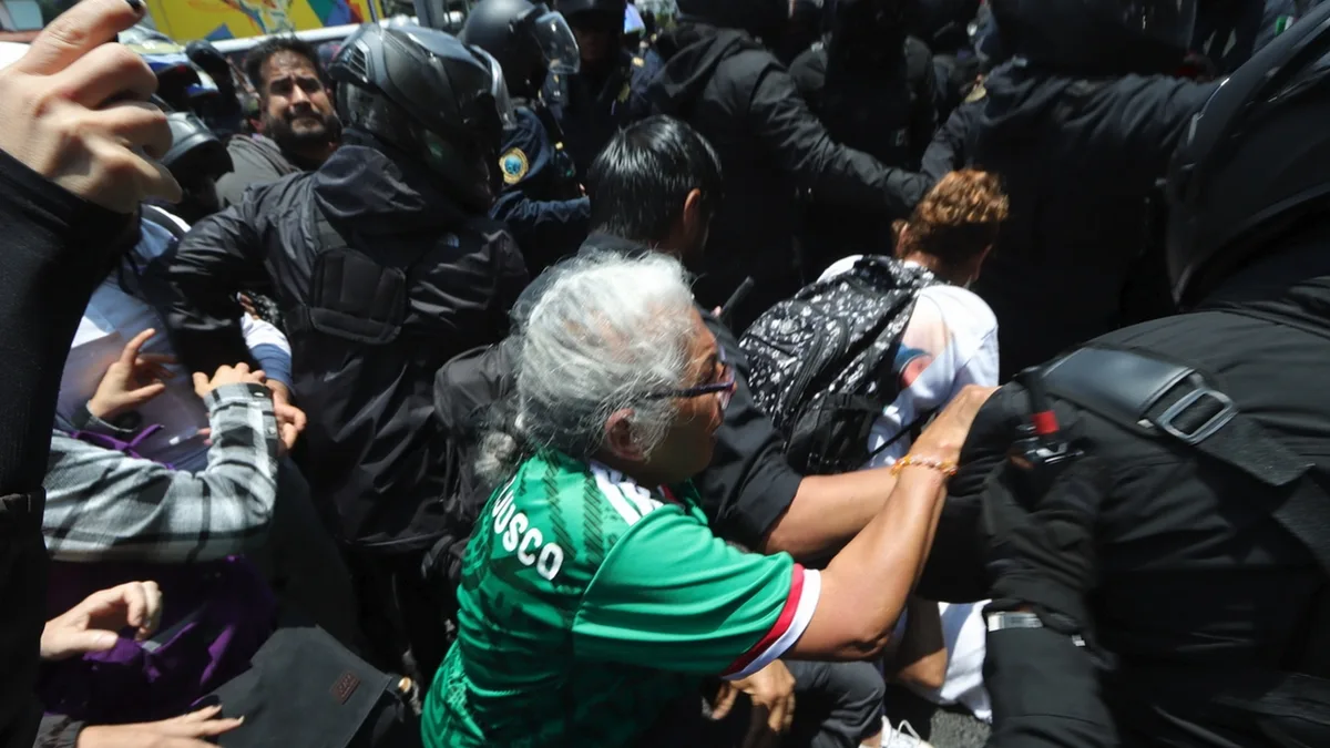Policías de CDMX reprenden con violencia a colectivos de buscadoras en Tlalpan