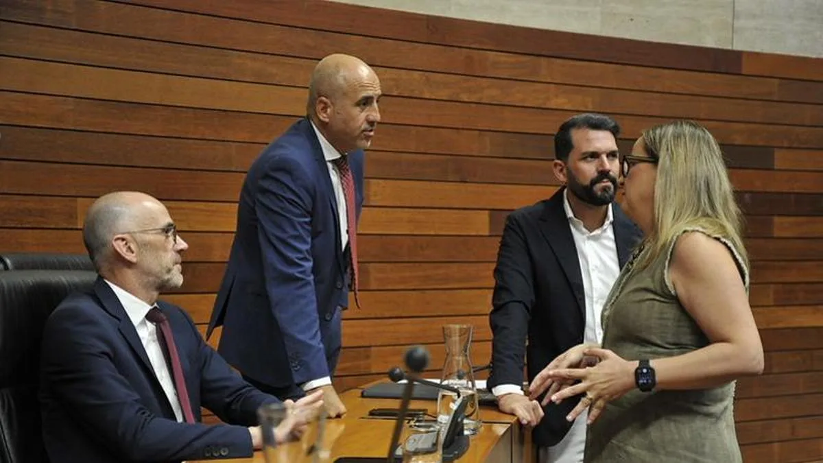 PP y Vox presionan en Extremadura para reclamar elecciones generales a Pedro Sánchez