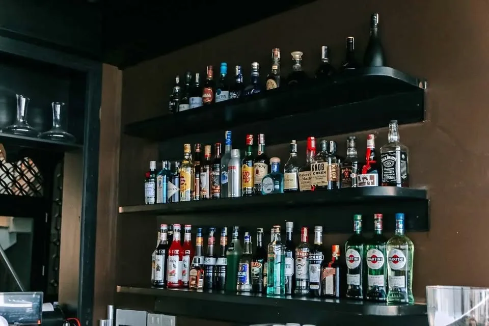 Refuerzan operativos contra venta ilegal de alcohol tras muertes en Guanajuato