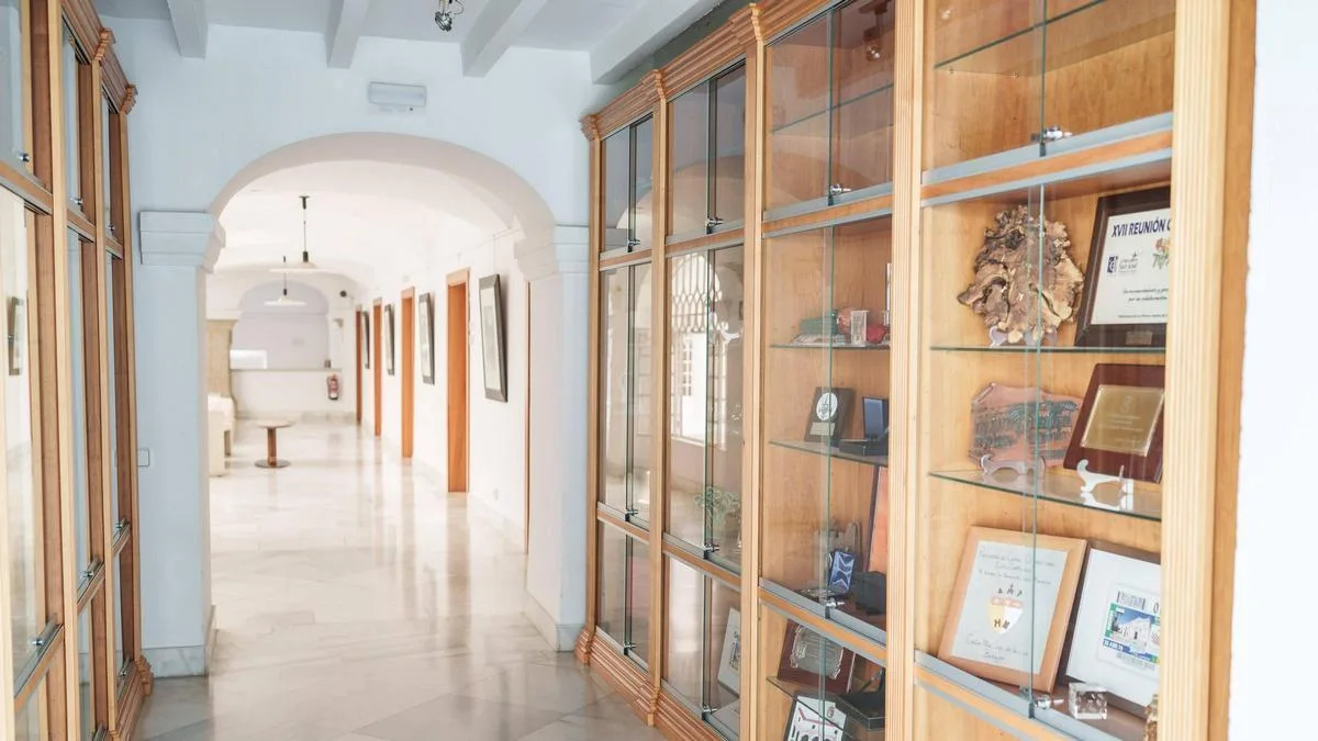 Regalos institucionales a políticos de Extremadura: un inventario entre placas y objetos conmemorativos