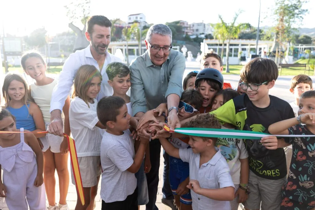 Rincón de la Victoria inaugura un parque emblemático con casi 30.000 m² y más de 10.000 plantas