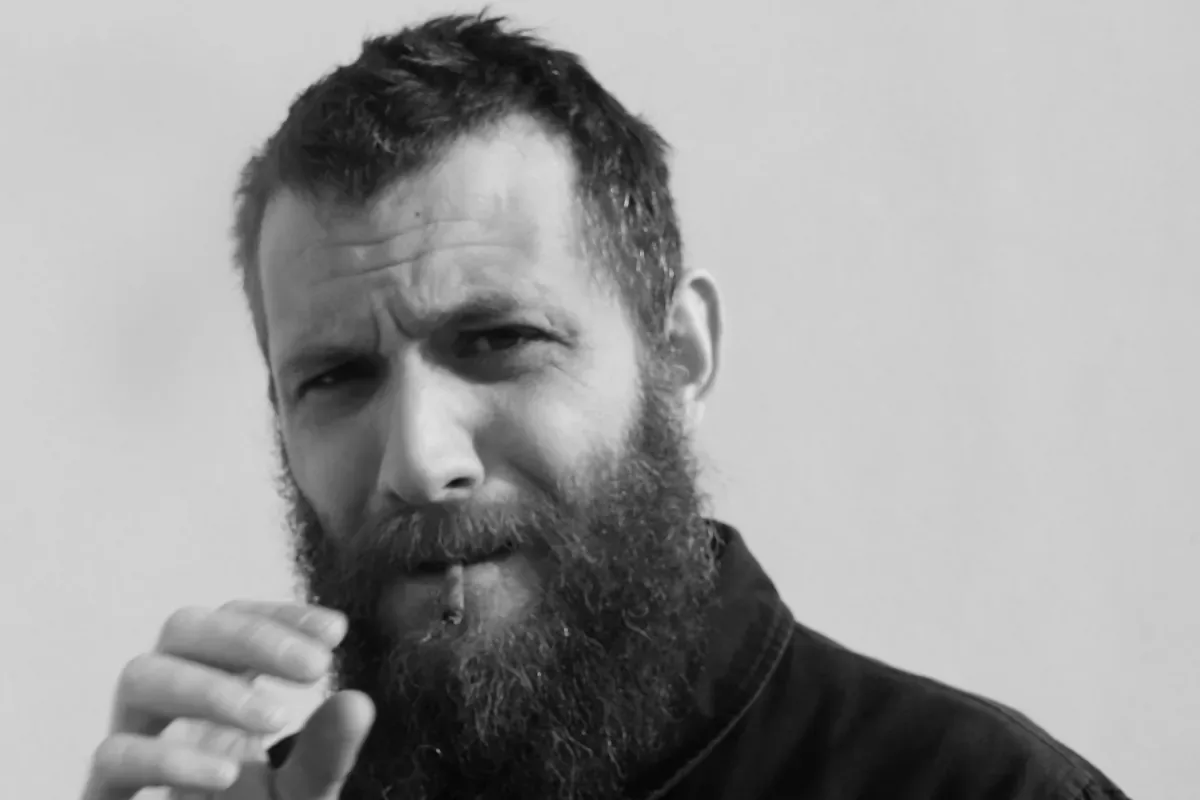 Santiago Mazarrasa explora el silencio y la tensión en «Casilla vacía
