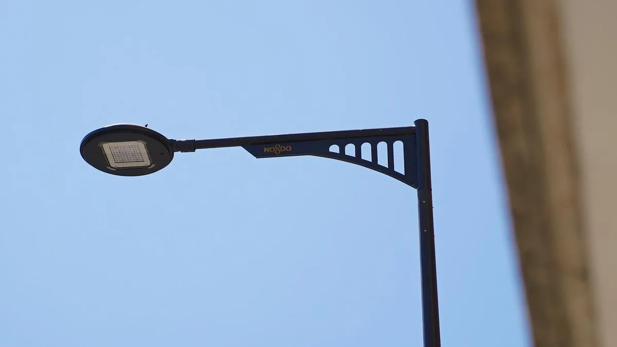 Sevilla moderniza el alumbrado de Los Remedios con farolas inspiradas en el Puente de San Telmo