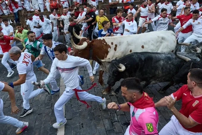 Tres heridos y una sanción por grabar marcan el segundo encierro de San Fermín 2026