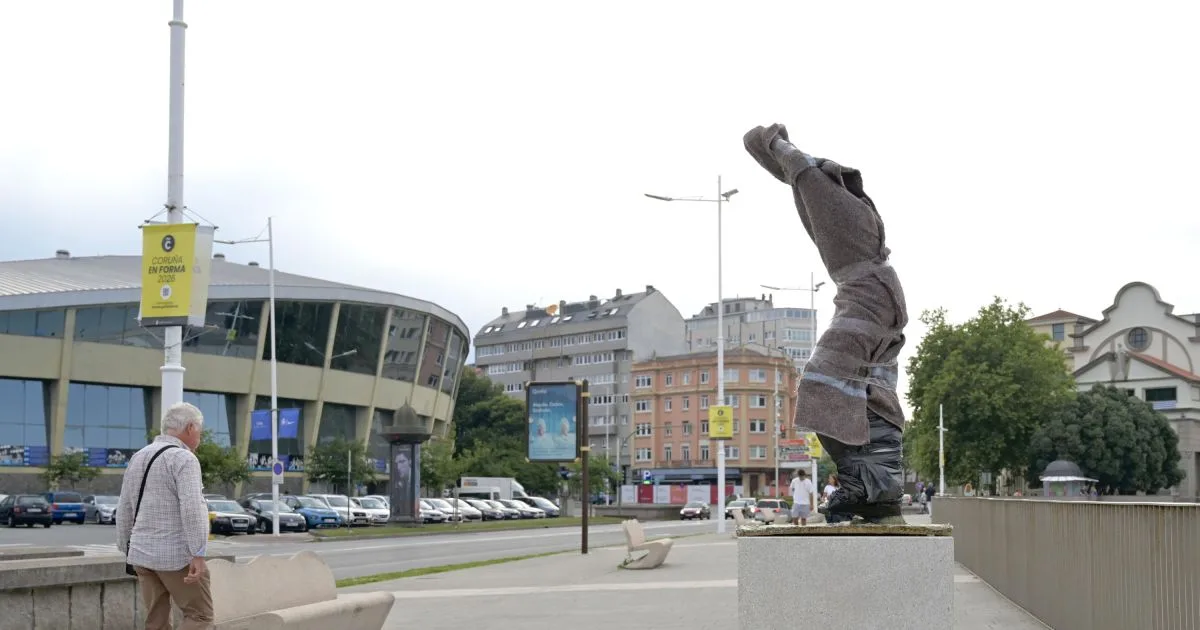 Valentina, la nueva escultura de bronce que se instalará en Riazor como homenaje a bañistas veteranos
