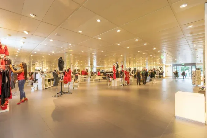 Zara impulsa ventas con bolsos rebajados por debajo de 20 euros como producto gancho